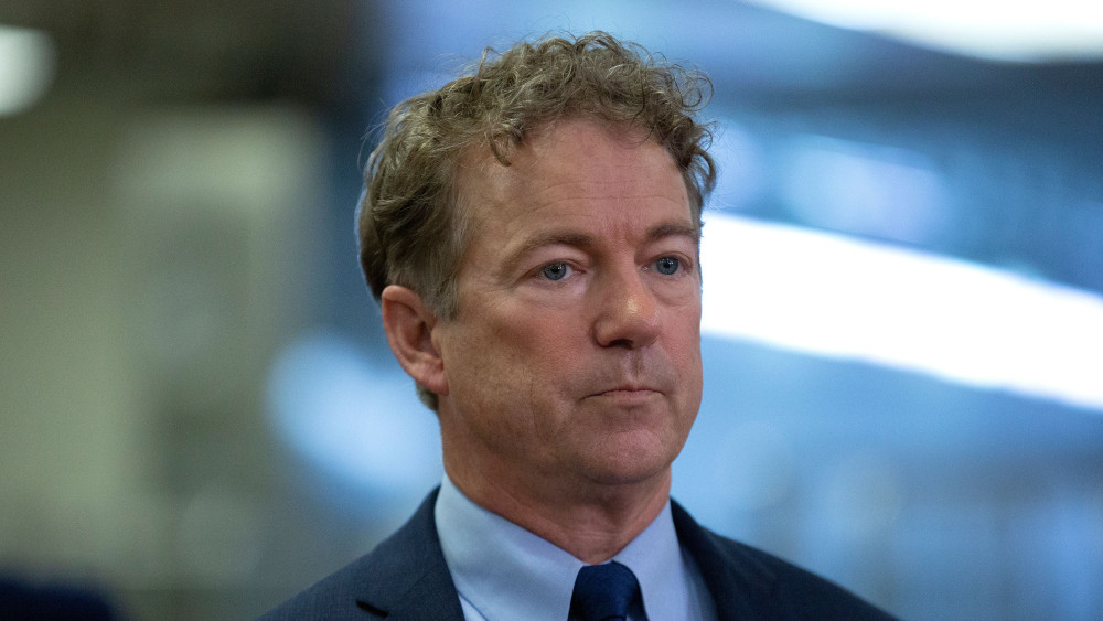"Thượng nghị sĩ Rand Paul đã quyết định đi xét nghiệm sau khi tham dự một sự kiện mà trong đó có hai người sau này được xác định dương tính với virus corona chủng mới (SARS-CoV-2) dù ông không tiếp xúc với họ", Sergio Gor, phó chánh văn phòng của ông Paul, nói. Ảnh: Variety.