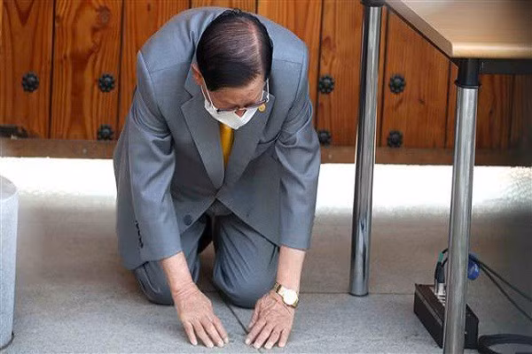 Bi an ve nguoi phu nu luon dung sau giao chu Tan Thien Dia