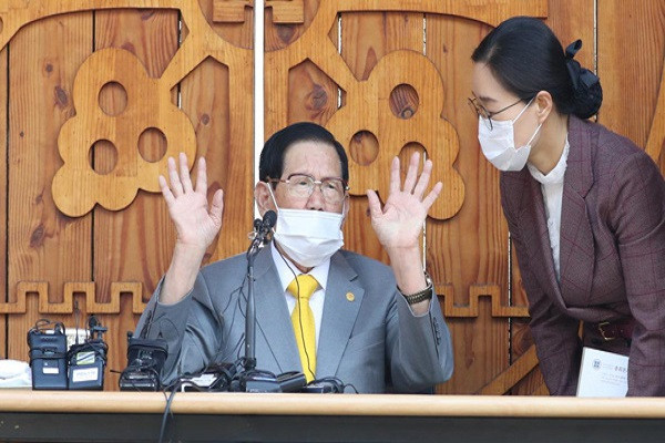 Trong khi đó, nhà báo Byeon Sang-wook, người đã tìm hiểu về giáo phái Tân Thiên Địa trong nhiều năm, nhận định ông Lee "không khác gì một nhân vật bù nhìn" vì tuổi đã cao. Quyền quản lý thực sự nằm trong tay của những người trẻ tuổi, trong đó có cả cô Kim.