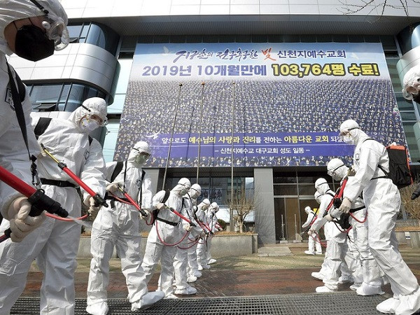 Cùng ngày, chính phủ Hàn Quốc cho biết đã tiến hành điều tra hành chính tại trụ sở của giáo phái Tân Thiên Địa do liên quan đến việc làm bùng phát dịch COVID-19 tại nước này. Ảnh: AP. Mời độc giả xem thêm video: WHO chính thức đặt tên cho virus corona mới là SARS-CoV-2 (Nguồn video: VTC1)