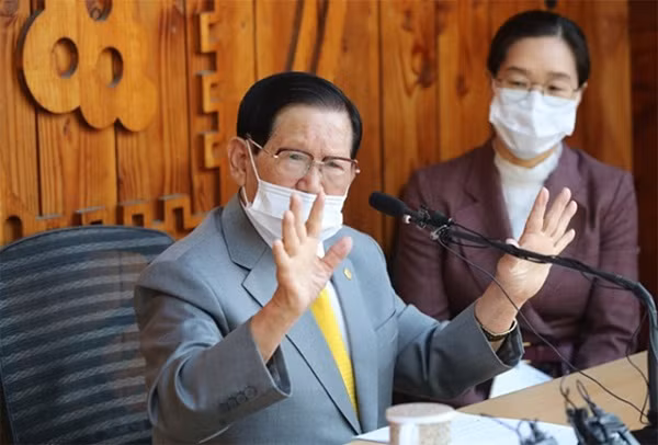 Bi an ve nguoi phu nu luon dung sau giao chu Tan Thien Dia-Hinh-5