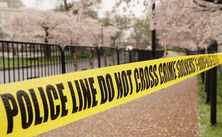 Du khách không được tiếp cận những cây hoa anh đào xung quanh hồ Tidal ở Washington sau khi chính quyền đóng cửa điểm du lịch nổi tiếng này nhằm ngăn dịch bệnh lây lan.