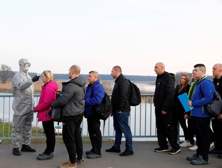 Nhóm người đến từ Frankfurt được kiểm tra thân nhiệt để xem họ có triệu chứng nhiễm virus corona hay không tại cửa khẩu biên giới Ba Lan-Đức ngày 17/3. Mời độc giả xem thêm video: WHO chính thức đặt tên cho virus corona mới là SARS-CoV-2 (Nguồn video: VTC1)