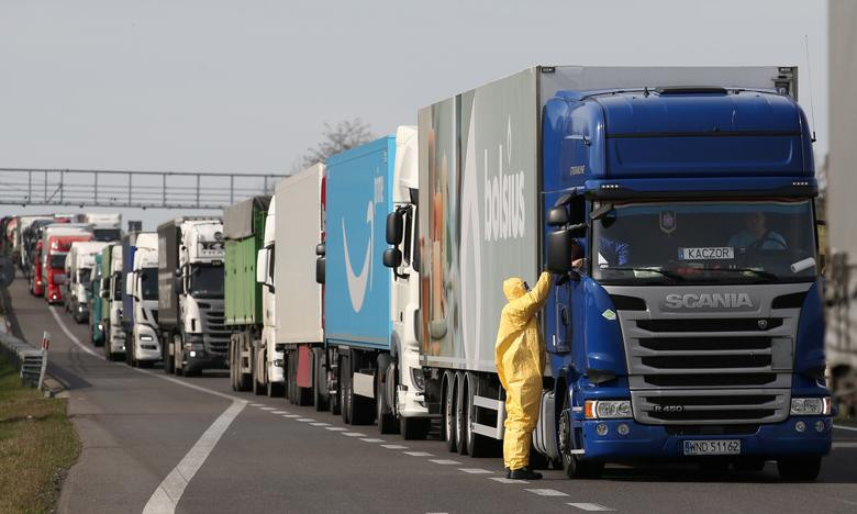 Một thành viên của lực lượng khẩn cấp kiểm tra các phương tiện tại biên giới Ba Lan-Đức theo yêu cầu từ chính phủ Ba Lan trong nỗ lực kiểm soát dịch bệnh Covid-19, tại Kolbaskowo, Ba Lan, ngày 18/3.