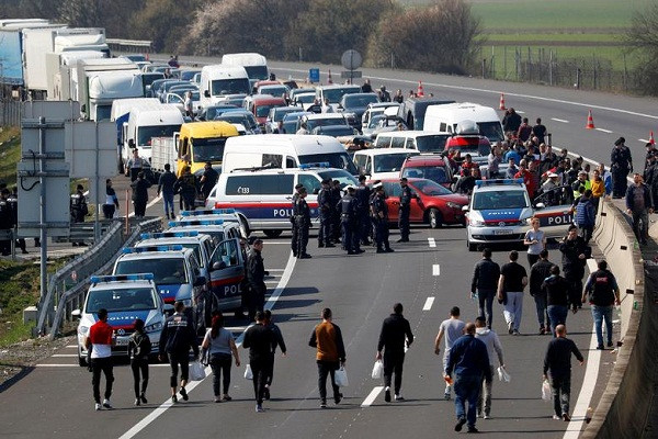 Cảnh tượng đông đúc với những chiếc xe xếp hàng dài tại khu vực biên giới Áo-Hungary.