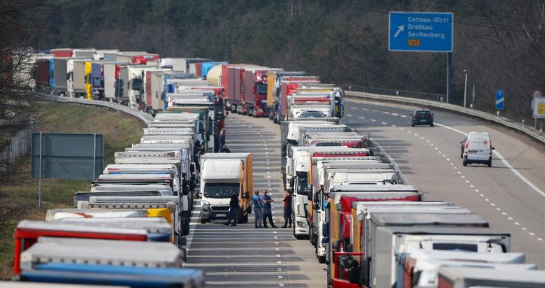 Tình trạng kẹt xe ở khu vực trạm kiểm soát biên giới Forst giữa Đức và Ba Lan ngày 18/3.