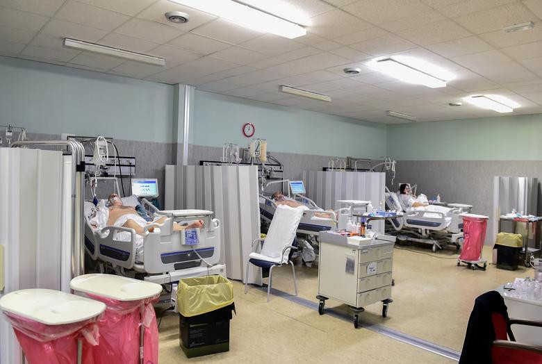 Các bệnh nhân Covid-19 được điều trị trong phòng chăm sóc tích cực tại bệnh viện Oglio Po ở Cremona, Italy, ngày 19/3.