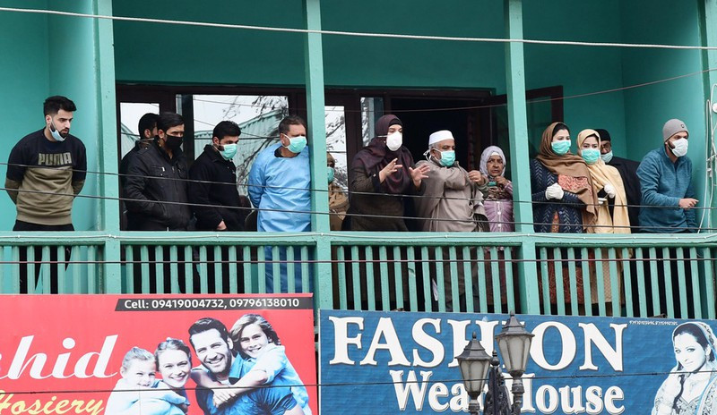 Một nhóm tín đồ Hồi giáo vừa tham gia lễ hành hương Umrah đang được cách ly tập trung tại một khách sạn địa phương ở thành phố Srinagar, vùng lãnh thổ Jammu và Kashmir. Những người này đang yêu cầu được chuyển tới khu cách ly có điều kiện tốt hơn. (Ảnh: ANI)