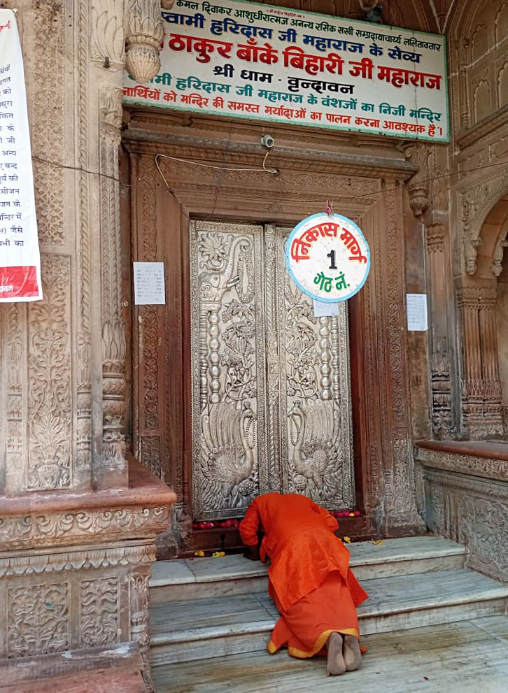 Một thầy tu cầu nguyện bên ngoài đền thờ Sri Bankey Bihari tại thành phố Vrindavan, bang Uttar Pradesh. Ngôi đền này được lệnh đóng cửa tới ngày 31/3 do nguy cơ lây nhiễm SARS-CoV-2 tăng cao đột biến tuần qua. (Ảnh: ANI)