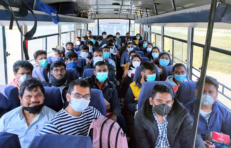 Trong ngày 22/3, Ấn Độ cũng đón chuyến máy bay chở 263 công dân nước này rời thủ đô Rome, Italy về nước. Những người này ngay lập tức được đo thân nhiệt, đưa về cách ly tập trung tại một cơ sở của lực lượng Cảnh sát Biên giới Ấn Độ - Tây Tạng, ở Chhawla, thủ đô New Delhi. (Ảnh: ANI)