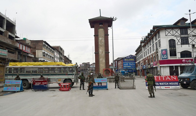 Cảnh sát giám sát việc thực hiện Ngày ‘’Tự giới nghiêm’’ tại Quảng trường Lal Chowk, thành phố Srinagar, thủ phủ mùa hè của vùng lãnh thổ liên bang Jammu và Kashmir. Người dân được yêu cầu không tụ tập trong khoảng thời gian giới nghiêm từ 7 giờ sáng tới 9 giờ tối ngày 22/3. (Ảnh: ANI)
