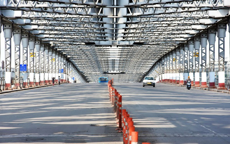 Quang cảnh khác lạ tại cầu Howrah, bắc qua sông Hooghly ở bang Tây Bengal. Cây cầu này ngày thường là một trong những địa điểm giao thông huyết mạch, kết nối giữa hai thành phố Howrah và Kolkata. (Ảnh: ANI)