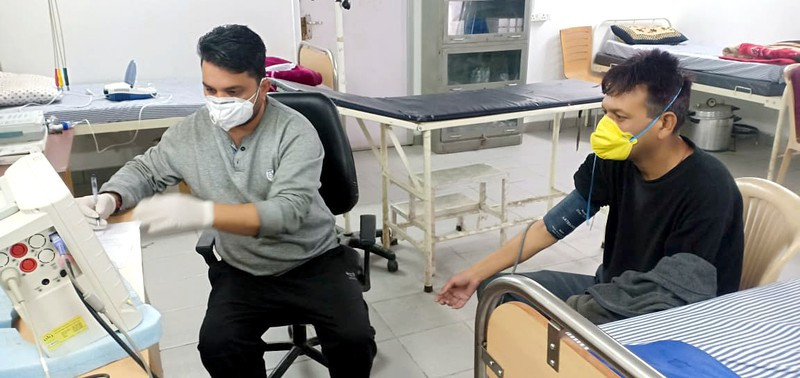 Công nhân, quản lý xây dựng công trình hầm Rohtang tại bang Himachal Pradesh được nhà thầu khám sức khỏe sàng lọc trước nguy cơ dịch Covid-19 có thể lan nhanh vào đám đông. (Ảnh: ANI)