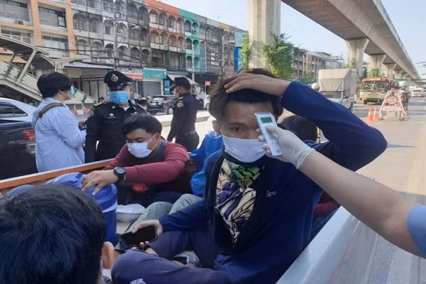 Thai Lan bat dau tinh trang khan cap, so ca nhiem Covid-19 vuot 1.000