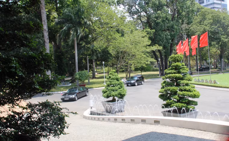 Đúng 11h cùng ngày, đoàn xe chở Thủ tướng Medvedev đến Hội trường Thống Nhất trong sự chào đón nồng nhiệt của người dân thành phố và rất đông du học sinh, những người từng làm việc, sinh sống tại Liên bang Nga.