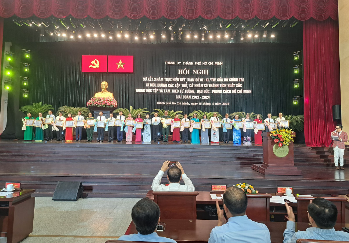 Nhieu tap the, ca nhan am tham cong hien de phat trien TP HCM