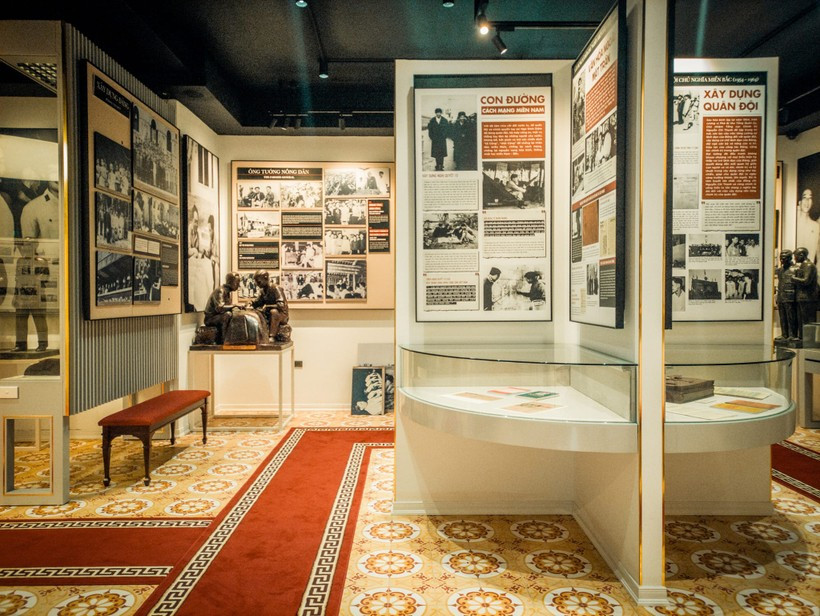 Chia sẻ với báo chí, Đại tá Phạm Văn Phi, Giám đốc Bảo tàng cho biết, hệ thống trưng bày của Bảo tàng bao gồm 8 chủ đề chính: Quê hương - Cách mạng miền Trung; Việt Bắc; Xây dựng Quân đội; Xây dựng hòa bình ở miền Bắc; Cách mạng miền Nam; Ngày 6/7 (ngày đại tướng Nguyễn Chí Thanh qua đời); Tấm lòng những người ở lại; Gia đình - Hành trình tiếp nối. Ngoài ra còn có các tiểu đề Bình Trị Thiên khói lửa, nông nghiệp, đối ngoại, văn hóa văn nghệ, thể thao, "ông tướng du kích"...