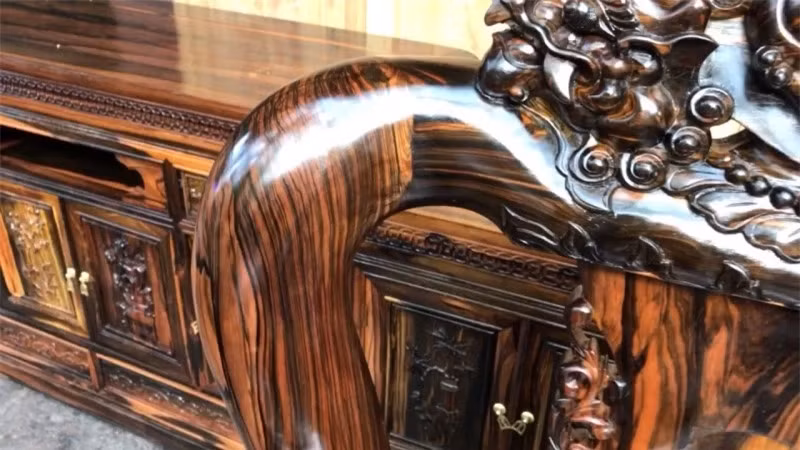 2. Bubinga - Cẩm lai hồng: Gỗ cẩm hồng còn hay được gọi là gỗ cẩm lai hồng, thuộc nhà họ đậu và có tên khoa học là Kotali. Loài cây này có tốc độ sinh trưởng chậm, được trồng nhiều ở khu vực châu Phi