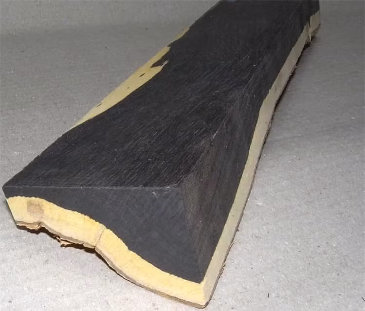 3. African Black Wood - Gỗ đen Châu Phi: Gỗ đen Châu Phi có tên khoa học là Dalbergia melanoxylon, mọc chủ yếu vùng ven biển Đông Phi, bao gồm Tanzania và Mozambique. Loại gỗ này thường có màu nâu tía, gần như đen. Nó được xếp vào top những loại gỗ cứng nhất và dày đặc nhất với kết cấu tốt.