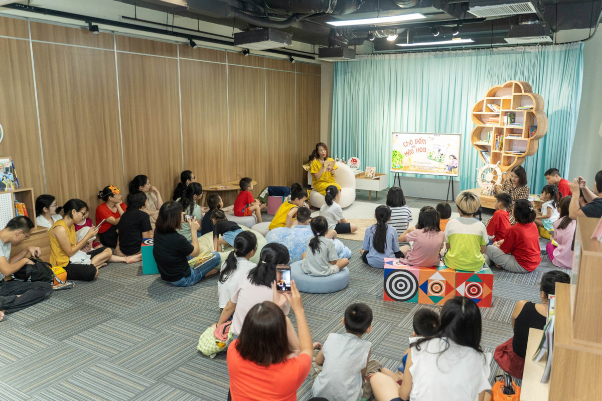 Tác giả cuốn sách giao lưu cùng các em nhỏ (Ảnh: NXB Kim Đồng).