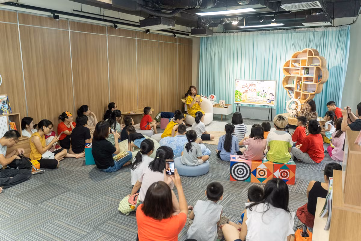 Tác giả cuốn sách giao lưu cùng các em nhỏ (Ảnh: NXB Kim Đồng).