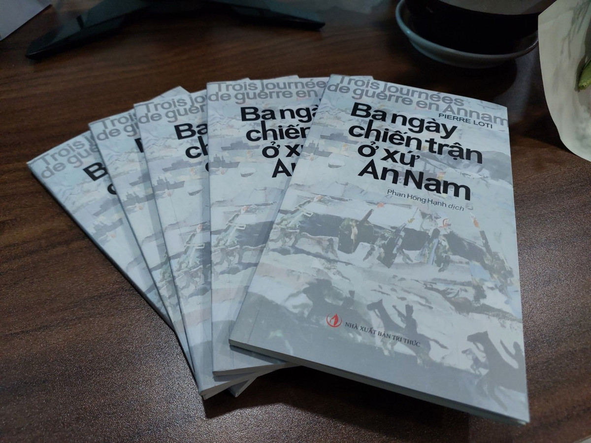 Pierre Loti (1850-1923) lên tàu Atalante vào tháng 5 năm 1883 để tham gia chiến dịch cửa Thuận An do Jules Ferry chỉ huy. Trong ba bài viết đã đăng tải trên tờ Le Figaro, ông thuật lại từng giờ từng phút cuộc đánh chiếm Huế. Mô tả sự “say máu” của các thủy thủ Pháp trước người An Nam, các bài báo của ông đã gây ra một vụ bê bối lớn ở Pháp và toàn châu Âu. Sau đó, ông được chính phủ thải hồi khỏi quân đội, khiển trách vì đã không giữ đúng bổn phận trung lập và vì đã mô tả các hành động của binh lính Pháp với sự hung bạo và ác tính.