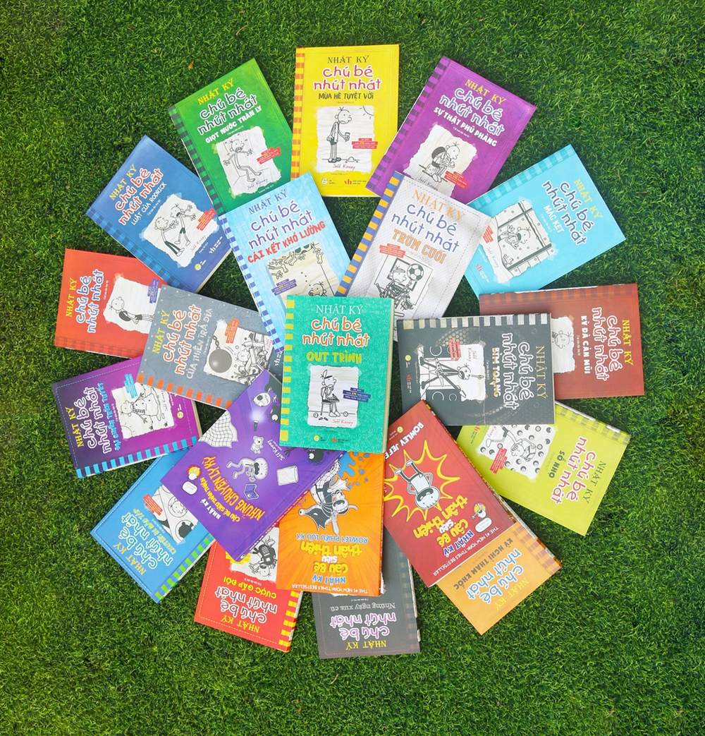 Bộ sách gồm 18 tập chính và 3 tập ngoại truyện (Nhật ký cậu bé Siêu thân thiện Rowley Jefferson) đã xuất bản tại Việt Nam. Bộ sách gồm 3 phiên bản: Sách Tiếng Việt; sách song ngữ Việt - Anh; sách song ngữ Anh - Việt sắp phát hành (Ảnh: Ban Tổ chức).