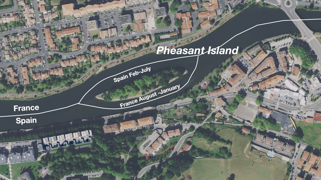 Từ đó, hòn đảo này trở thành điểm chung trung lập cuối cùng giữa hai quốc gia khi 6 tháng sẽ "đổi chủ" một lần