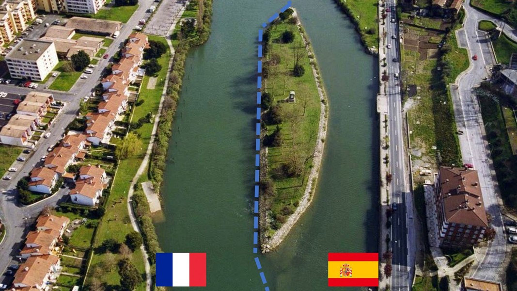 Hiệp ước Pyrenees đồng thời đưa ra biên giới mới chạy dọc theo núi Pyrenees, sau đó đi theo con sông Bidasoa tới vịnh Biscay ở Đại Tây Dương, tạo thành đường biên giới giữa Pháp và Tây Ban Nha