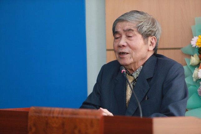 Giao su Ha Minh Duc chu bien hoi ky cua 43 nha bao lao thanh-Hinh-2