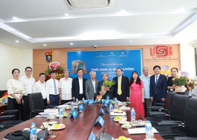 Giao su Ha Minh Duc chu bien hoi ky cua 43 nha bao lao thanh-Hinh-3