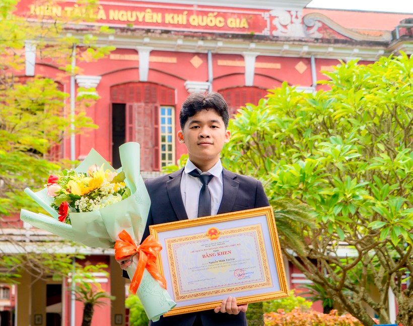 Nam sinh nhan Bang khen trong Ky thi Olympic Vat ly chau A chia se dam me