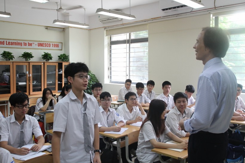 Thay giao chap canh uoc mo cho nhieu the he hoc sinh Ha Noi-Hinh-2