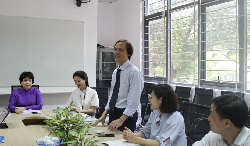 Thay giao chap canh uoc mo cho nhieu the he hoc sinh Ha Noi-Hinh-3