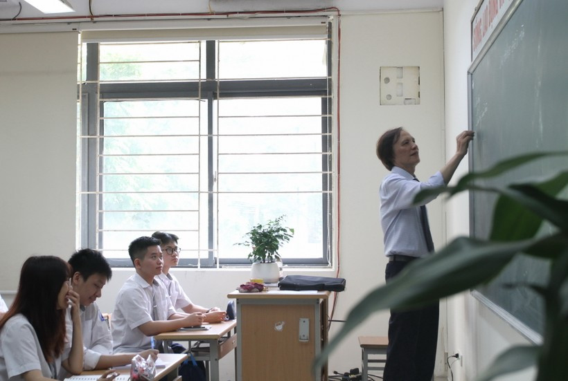 Thay giao chap canh uoc mo cho nhieu the he hoc sinh Ha Noi-Hinh-4