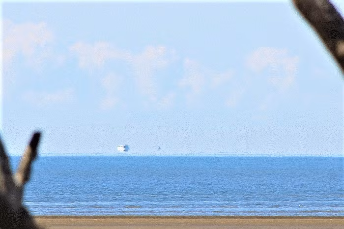 Nàng tiên Morgana: Nàng tiên Morgana (Fata Morgana) là một hiện tượng quang học tạo ra một dạng ảo ảnh bất thường xuất hiện định kỳ phía trên chân trời đại dương. Thuật ngữ này được đặt ra từ tiếng Ý, trong đó ‘fata’ có nghĩa là ‘nàng tiên’ và Morgana là viết tắt của phù thủy trong truyền thuyết về Vua Arthur. Cái tên này xuất phát từ niềm tin rằng những thánh địa hoặc lâu đài cổ tích đó được tạo ra bởi các phép thuật phù thủy để dụ các thủy thủ đến với cái chết. Ảnh: marineinsight.com