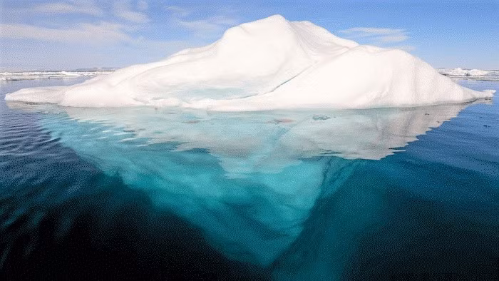 Tảng băng có sọc: Những tảng băng lớn trôi nổi trên đại dương, là nước ngọt đóng băng vỡ ra từ các sông băng, với kích thước và hình dạng khác nhau. Đôi khi, tảng băng trôi có các sọc màu - bao gồm nâu, đen, xanh lá cây, vàng, và màu xanh - không chỉ màu trắng như bình thường. Những khối băng này có màu sắc do các lý do tự nhiên khác nhau. Theo các nhà khoa học, các sọc xanh được tạo ra khi băng tan và đóng băng nhanh chóng, không tạo thành bong bóng do bị nén. Ảnh: marineinsight.com
