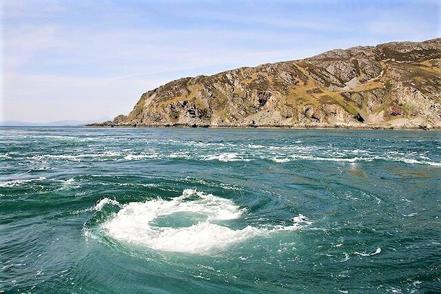 Vùng nước xoáy: Vùng nước xoáy (Maelstrom) cực mạnh và nguy hiểm, là một trong những cơn ác mộng đối với những người đang lênh đênh trên biển. Mặc dù xoáy nước, hoặc một vùng nước xoáy gây ra bởi dòng chảy hỗn loạn, phổ biến ở bất kỳ vùng nước nào với các kích thước khác nhau, Maelstrom có kích thước và sức mạnh phi thường, thậm chí có khả năng khiến những con tàu lớn gặp nguy hiểm. Ảnh: marineinsight.com