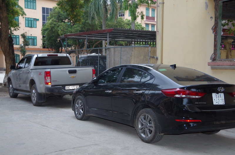 Hai chiếc xe tang vật vụ đánh bạc. Ảnh: Công an tỉnh Hưng Yên.