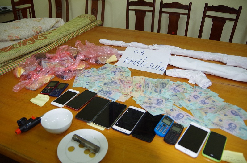 Quá trình bắt quả tang và khám xét khẩn cấp địa điểm tổ chức đánh bạc trên, thu giữ 1 bộ bát đĩa, 4 quân vị hình tròn, 2 xe ô tô, 15 điện thoại di động các loại, 3 khẩu súng (trong đó có 1 khẩu dạng K54 bắn bi, 1 khẩu súng bắn đạn hoa cải, 1 khẩu súng bắn hơi) và 18 viên đạn cùng 103.802.000đ tiền mặt. Ảnh: Công an tỉnh Hưng Yên.