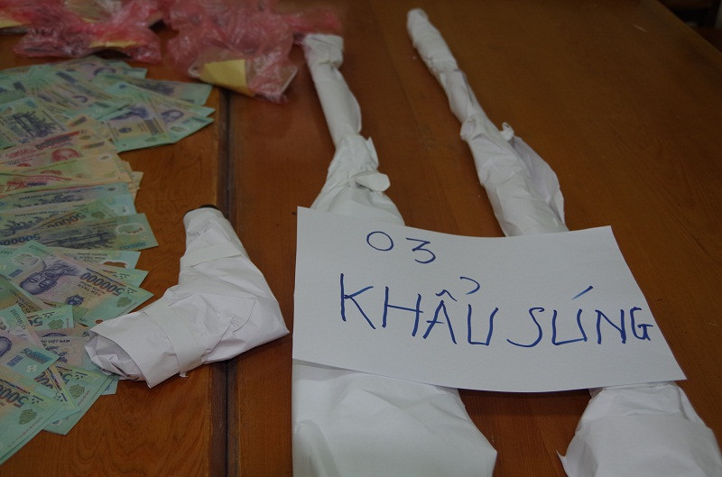 Ba khẩu súng được thu giữ tại hiện trường vụ đánh bạc: Ảnh Công an tỉnh Hưng Yên.