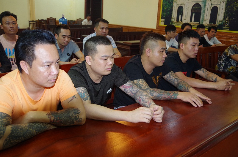 Trong các đối tượng bị bắt giữ không ít đối tượng xăm trổ đầy người. Ảnh: Công an tỉnh Hưng Yên.