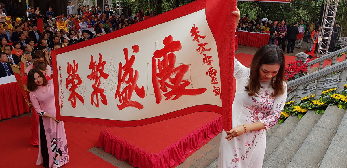 Chữ khai bút của nhà thư pháp...