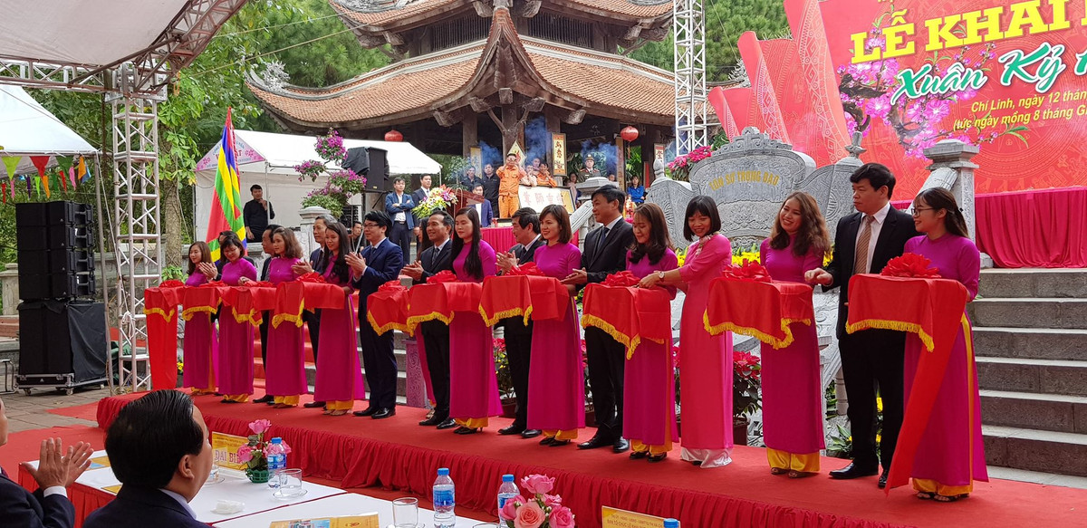 Lê cắt băng khai mạc Hội sách xuân Kỷ Hợi do Sở TT&amp;TT Hải Dương tổ chức.