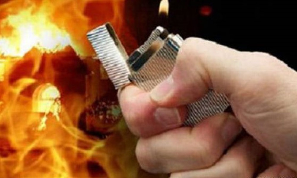 Chong tuoi xang dot vo vi khong cho tien mua thuoc