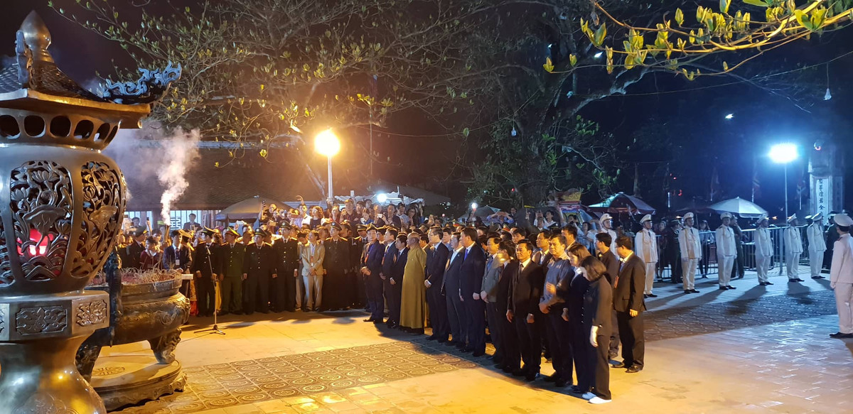 Dai bieu xong vao cung cam, dan chen lan de lay an den Tran