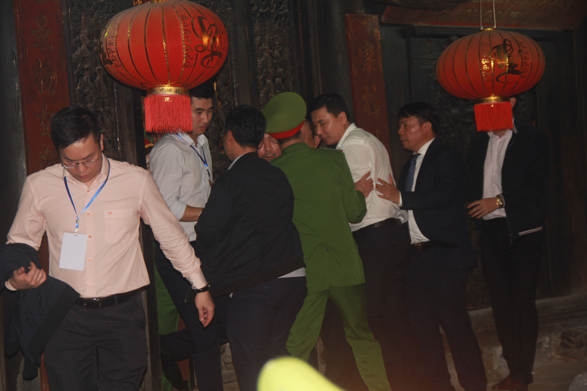 Một số đại biểu bon chen vào cung cấm dù bị ngăn cản.