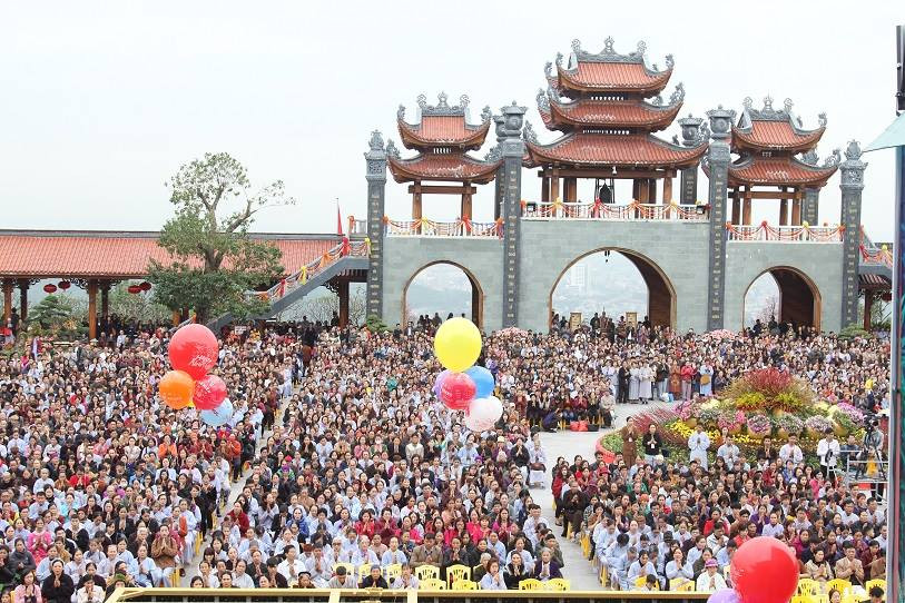 Chùa Ba Vàng (còn gọi là Bảo Quang Tự 寶光寺) là một ngôi chùa tọa lạc trên lưng chừng núi Thành Đẳng, thuộc phường Quang Trung, Thành phố Uông Bí tỉnh Quảng Ninh. Đây không chỉ là nơi học phật, hiểu phật, tu phật, mà còn là điểm du lịch tâm linh.