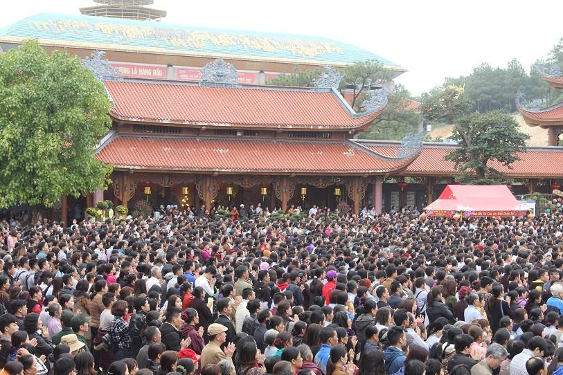 Lễ hội xuân chùa Ba Vàng sẽ diễn ra đến hết tháng 1 âm lịch để cho du khách thập phương tới tham quan, chiêm bái.