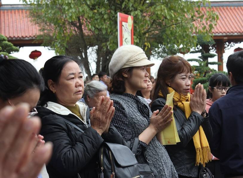 Các Phật tử và du khách cầu nguyện tại chùa Ba Vàng. Năm nay chùa Ba Vàng sẽ tổ chức Lễ hội hoa cúc vào ngày 9/9/2019. Đây là hoạt động góp phần bảo tồn, tôn vinh những giá trị chân - thiện - mỹ trong tinh thần đạo Phật.